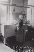 Przed 1914, Lwów, Austro-Węgry.
Pracownica fabryki fajansu (?)
Fot. NN, zbiory Ośrodka KARTA, udostępnił Jurij Karpenczuk
   
