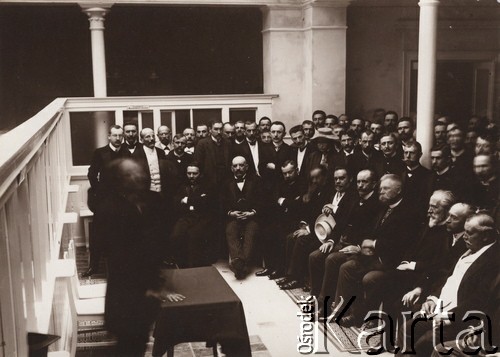 Przed 1915, Lwów, Austro-Węgry.
Grupa lekarzy, trzeci z prawej siedzi Tadeusz Rutowski, w latach 1914-15 prezydent miasta.
 Fot. NN, zbiory Ośrodka KARTA, udostępnił Jurij Karpenczuk
   
