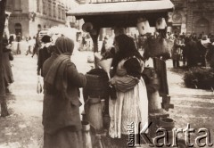1900-1914, Lwów, Austro-Węgry.
 Rynek, stragan z mlekiem (?)
 Fot. NN, zbiory Ośrodka KARTA, udostępnił Jurij Karpenczuk
   

