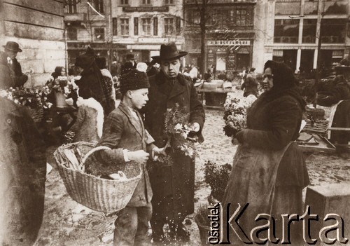 1900-1914, Lwów, Austro-Węgry.
 Rynek, handlarka z kwiatami, w tle kamienica i sklep firmowy Baczewskich Pod numerem 31.
 Fot. NN, zbiory Ośrodka KARTA, udostępnił Jurij Karpenczuk
   
