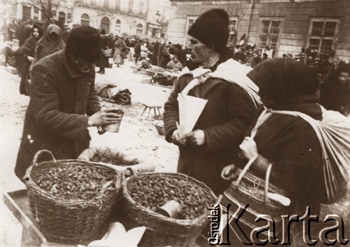 1900-1914, Lwów, Austro-Węgry.
 Rynek, handlarze z towarami.
 Fot. NN, zbiory Ośrodka KARTA, udostępnił Jurij Karpenczuk
   
