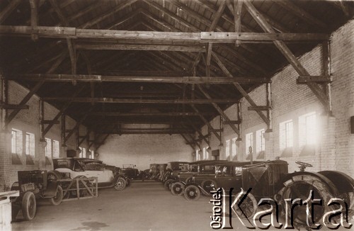 1920-39, Lwów, Polska.
 Samochody w garażu firmy 