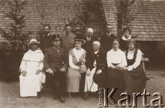 1900-1914, Lwów, Austro-Węgry.
 Opiekunowie letnich półkolonii dla lwowskich dzieci, drugi od lewej siedzi austriacki urzędnik.
 Fot. NN, zbiory Ośrodka KARTA, udostępnił Jurij Karpenczuk
   
