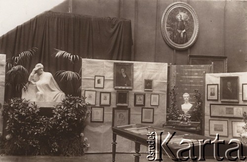 1900-1939, Lwów.
 Wystawa Poświęcona prawdopodobnie polskim pisarzom, na ścianie wisi m.in. portret Juliusza Słowackiego.
 Fot. NN, zbiory Ośrodka KARTA, udostępnił Jurij Karpenczuk
   

