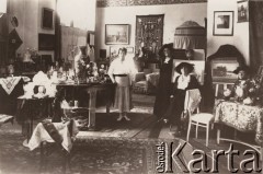 1900-1914, Lwów, Austro-Węgry.
 Kobiety w salonie.
 Fot. NN, zbiory Ośrodka KARTA, udostępnił Jurij Karpenczuk
   
