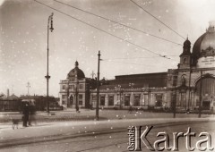 1900-1914, Lwów, Austro-Węgry.
 Dworzec Główny, nad wejściem napis upamiętniający cesarza Franciszka Józefa.
 Fot. NN, zbiory Ośrodka KARTA, udostępnił Jurij Karpenczuk
   
