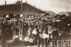 1915, Lwów.

 Dzieci z garnkami stojące w kolejce do kuchni Polowej.
 Fot. NN, zbiory Ośrodka KARTA, udostępnił Jurij Karpenczuk
   
