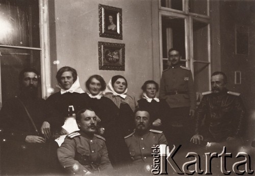 1915, Lwów.

 Oficerowie rosyjscy i pielęgniarki.
 Fot. NN, zbiory Ośrodka KARTA, udostępnił Jurij Karpenczuk
   
