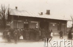 1915, Lwów.

 Grupa osób przed budynkiem.
 Fot. NN, zbiory Ośrodka KARTA, udostępnił Jurij Karpenczuk
   
