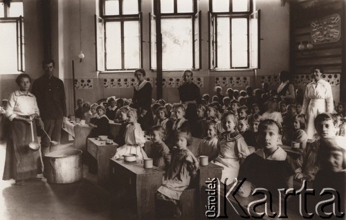 1915, Lwów.

 Posiłek w ochronce dla dzieci.
 Fot. NN, zbiory Ośrodka KARTA, udostępnił Jurij Karpenczuk
   
