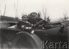 1914-1915, Lwów.
.
 Dwaj żołnierze rosyjscy w automobilu.
 Fot. NN, zbiory Ośrodka KARTA, udostępnił Jurij Karpenczuk
   

