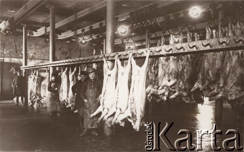 1915, Lwów.

 Rzeźnia, pracownicy i tusze wieprzowe.
 Fot. NN, zbiory Ośrodka KARTA, udostępnił Jurij Karpenczuk
   
