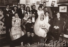 1915, Lwów.

 Ślub, młoda para w otoczeniu rodziny, z prawej stoi żołnierz w austriackim mundurze.
 Fot. NN, zbiory Ośrodka KARTA, udostępnił Jurij Karpenczuk
   
