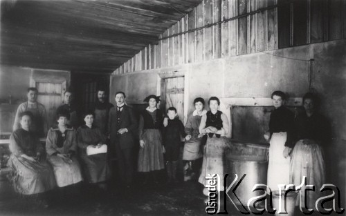 1915, Lwów.

 Grupa osób w kuchni.
 Fot. NN, zbiory Ośrodka KARTA, udostępnił Jurij Karpenczuk
   
