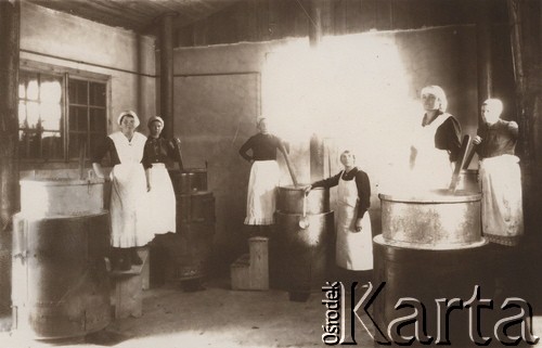 1915, Lwów.

 Kucharki gotujące zupę.
 Fot. NN, zbiory Ośrodka KARTA, udostępnił Jurij Karpenczuk
   

