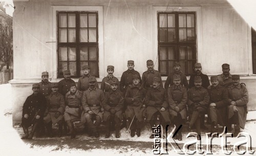 1915, Lwów.

 Żołnierze armii austriackiej przed budynkiem.
 Fot. NN, zbiory Ośrodka KARTA, udostępnił Jurij Karpenczuk
   
