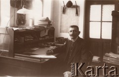 1914-1915, Lwów.
.
 Urzędnik przy pracy.
 Fot. NN, zbiory Ośrodka KARTA, udostępnił Jurij Karpenczuk
   

