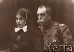 1914-1915, Lwów.
.
 Generał armii rosyjskiej i młoda kobieta.
 Fot. NN, zbiory Ośrodka KARTA, udostępnił Jurij Karpenczuk
   
