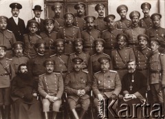 1914-1915, Lwów.
.
 Sztab armii rosyjskiej, generalicja, oficerowie i Popi.
 Fot. NN, zbiory Ośrodka KARTA, udostępnił Jurij Karpenczuk
   
