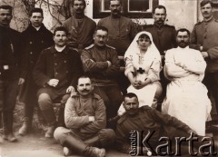1914-1915, Lwów.
.
 Żołnierze armii rosyjskiej - personel szpitala Polowego, obok lekarza siedzi pielęgniarka.
 Fot. NN, zbiory Ośrodka KARTA, udostępnił Jurij Karpenczuk
   
