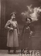 1914-1915, Lwów.
.
 Żołnierz armii rosyjskiej i Policjant.
 Fot. NN, zbiory Ośrodka KARTA, udostępnił Jurij Karpenczuk
   
