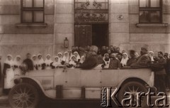 1914-1915, Lwów.
.
 Wizyta generała w szpitalu wojskowym przy ul. Snopkowskiej 47, Po wojnie mieściła się tu Szkoła Techniczna (obecnie Szkoła Przemysłu Artystycznego).
 Fot. NN, zbiory Ośrodka KARTA, udostępnił Jurij Karpenczuk
   
