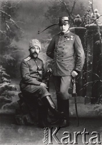 1914-1915, Lwów.
.
 Z lewej siedzi żołnierz rosyjski.
 Fot. NN, zbiory Ośrodka KARTA, udostępnił Jurij Karpenczuk
   

