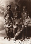 1914-1915, Lwów.
.
 Żołnierze armii rosyjskiej, dwóch z opaskami Czerwonego Krzyża.
 Fot. NN, zbiory Ośrodka KARTA, udostępnił Jurij Karpenczuk
   
