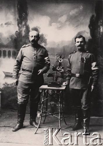 1914-1915, Lwów.
.
 Dwaj żołnierze armii rosyjskiej z opaskami Czerwonego Krzyża.
 Fot. NN, zbiory Ośrodka KARTA, udostępnił Jurij Karpenczuk
   
