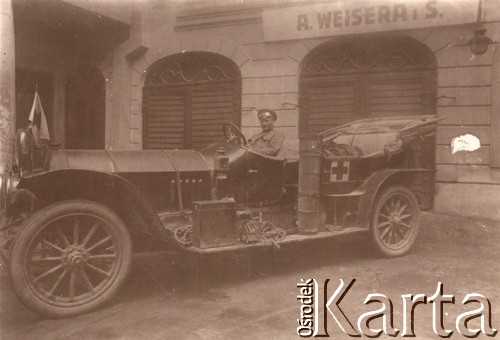 1914-1915, Lwów.
.
 Żołnierz rosyjski w automobilu Czerwonego Krzyża.
 Fot. NN, zbiory Ośrodka KARTA, udostępnił Jurij Karpenczuk
   
