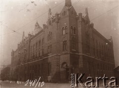 1919, Lwów, Polska.
 Dom przy ulicy Gródeckiej, przy wejściu szyldy 