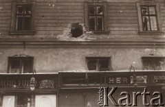 1919, Lwów, Polska.
 Zniszczenia dokonane przez granat w kamienicy przy placu Kapitulnym.
 Fot. NN, zbiory Ośrodka KARTA, udostępnił Jurij Karpenczuk
   
