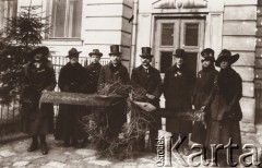 1919, Lwów, Polska.
 Pogrzeb, grupa osób z wieńcem, napis na szarfie: 
