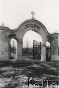 1919, Lwów, Polska.
 Brama cmentarza, napis: 