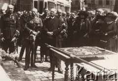 1921, Lwów, Polska.
 Plac Mariacki, w środku stoi gen. Juliusz Tarnawa-Malczewski, napis na leżącym sztandarze: 