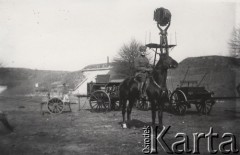 1921, Brześć n/Bugiem, Polska.
 Twierdza Brześć, żołnierz na koniu, w tle reflektor sygnalizacyjny.
 Fot. NN, zbiory Ośrodka KARTA, udostępnił Jurij Karpenczuk
   
