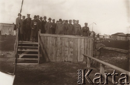 1926, Lwów, Polska.
 Lotnisko w Skniłowie, grupa osób na trybunie.
 Fot. NN, zbiory Ośrodka KARTA, udostępnił Jurij Karpenczuk
   
