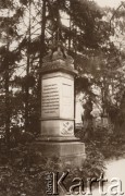 Lata 20., Lwów, Polska.
 Cmentarz Łyczakowski, grobowiec pisarza Bruna Bielawskiego, napis na pomniku: 