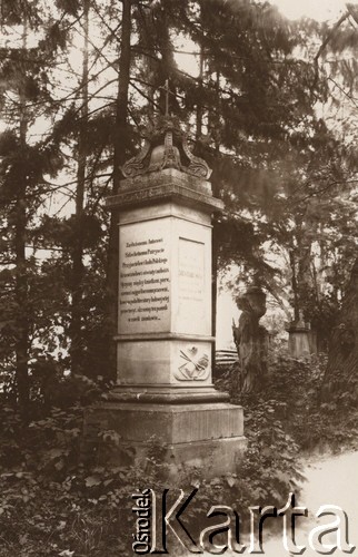 Lata 20., Lwów, Polska.
 Cmentarz Łyczakowski, grobowiec pisarza Bruna Bielawskiego, napis na pomniku: 