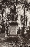 1900-1939, Lwów., Polska.
 Cmentarz Łyczakowski, pomnik na grobie sióstr Obłoczyńskich: 
