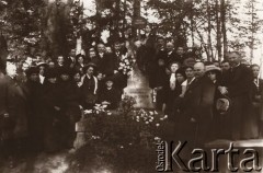 Przed 1914, Lwów, Austro-Węgry.
 Cmentarz Łyczakowski, grupa osób przy rodzinnym grobowcu.
 Fot. NN, zbiory Ośrodka KARTA, udostępnił Jurij Karpenczuk
  

