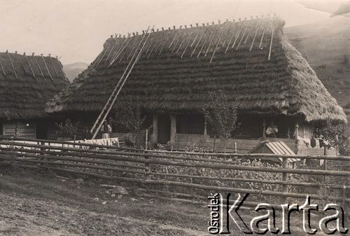 1900-1914, Karpaty Wschodnie
 Góralska zagroda.
 Fot. NN, zbiory Ośrodka KARTA, udostępnił Jurij Karpenczuk
   
