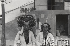 1900-1930, Karpaty Wschodnie
 Góralki w strojach regionalnych.
 Fot. NN, zbiory Ośrodka KARTA, udostępnił Jurij Karpenczuk
   
