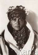 1900-1930, Karpaty Wschodnie
 Hucułka w stroju regionalnym z naszyjnikiem ze złotych dukatów.
 Fot. NN, zbiory Ośrodka KARTA, udostępnił Jurij Karpenczuk
   

