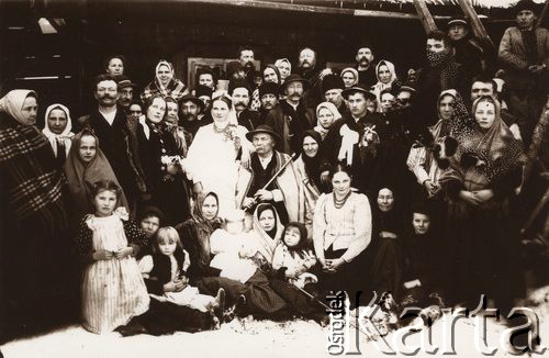 1900-1930, Karpaty Wschodnie
 Góralskie wesele.
 Fot. NN, zbiory Ośrodka KARTA, udostępnił Jurij Karpenczuk
   
