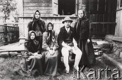 1900-1930, Karpaty Wschodnie
 Rodzina Łemków przed domem.
 Fot. NN, zbiory Ośrodka KARTA, udostępnił Jurij Karpenczuk
   
