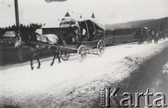 Przed 1914, Bieszczady
 Grupa ratowników jadąca na wozach.
 Fot. NN, zbiory Ośrodka KARTA, udostępnił Jurij Karpenczuk
   

