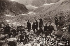 Przed 1914, Bieszczady (?), Austro-Węgry.
 Grupa w górach, Górale, ratownicy i dwaj austriaccy Policjanci.
 Fot. NN, zbiory Ośrodka KARTA, udostępnił Jurij Karpenczuk
   
