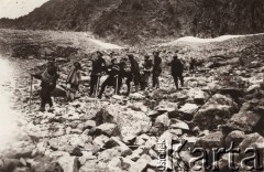 Przed 1914, Bieszczady (?), Austro-Węgry.
 Grupa w górach, Górale i ratownicy.
 Fot. NN, zbiory Ośrodka KARTA, udostępnił Jurij Karpenczuk
   

