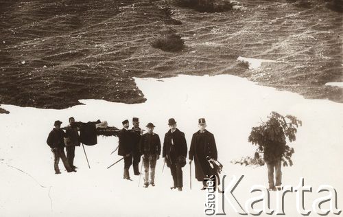 Przed 1914, Bieszczady (?), Austro-Węgry.
 Znoszenie rannego z gór, grupa ratowników, Górale i dwaj austriaccy Policjanci.
 Fot. NN, zbiory Ośrodka KARTA, udostępnił Jurij Karpenczuk
   
